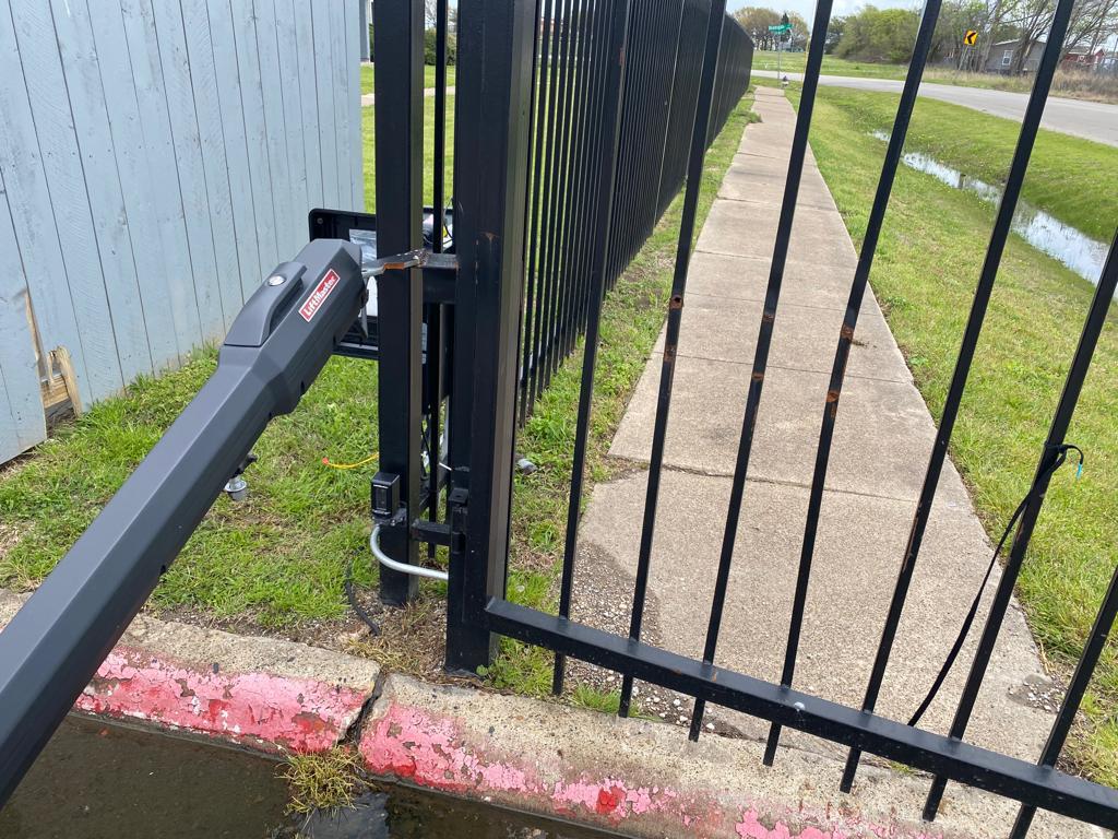 electronic-gate-bee-cave-installation - Garage Tec | Automatic Gates & Garage Door Repair